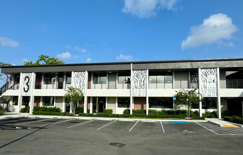 1021 Ives Dairy Rd, Miami, FL à louer - Photo du bâtiment - Image 2 de 8