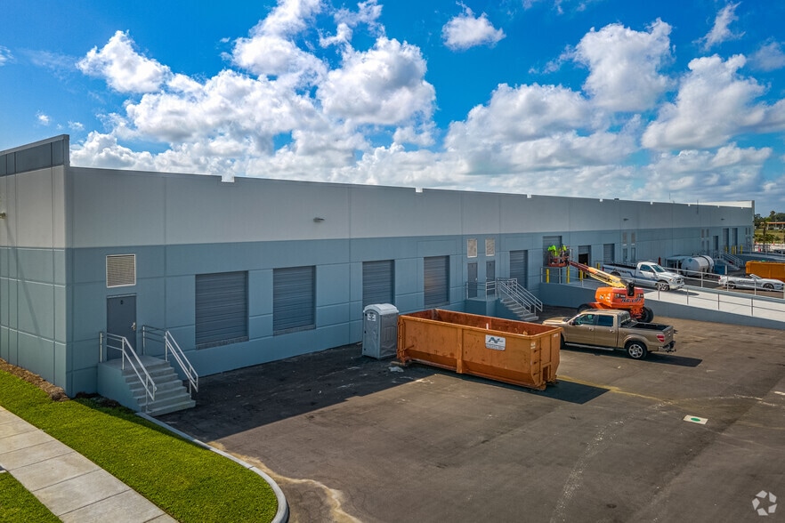 16850 Oriole Rd, Fort Myers, FL à louer - Photo du bâtiment - Image 2 de 6