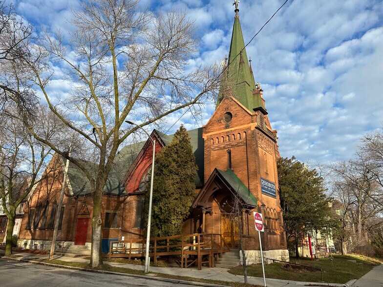 1102 N 21st St, Milwaukee, WI à vendre - Photo du bâtiment - Image 2 de 7