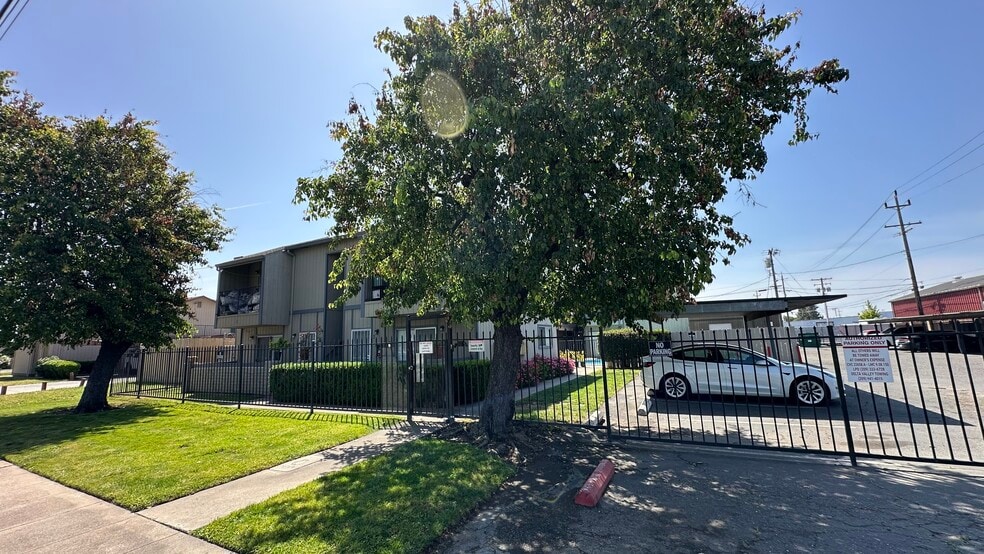 610 E Pine St, Lodi, CA for sale - Building Photo - Image 2 of 19