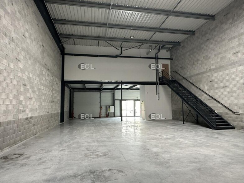 Flex in Manosque for lease - Interior Photo - Image 2 of 10