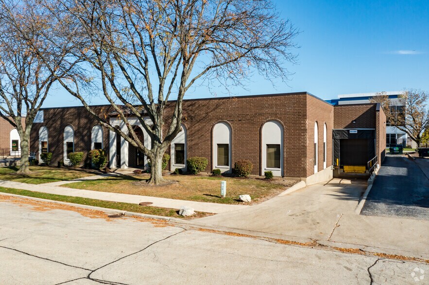 221-225 Stanley St, Elk Grove Village, IL à louer - Photo du bâtiment - Image 2 de 5