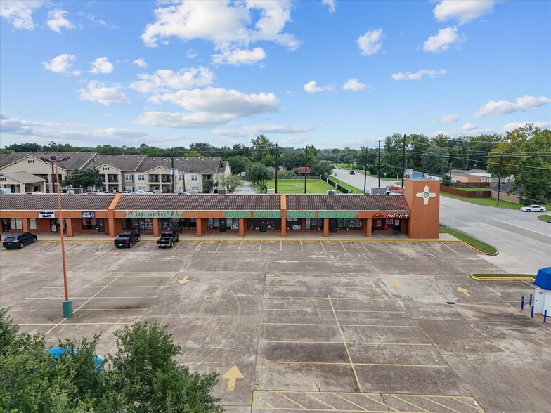 12408 Highway 6, Santa Fe, TX à louer - Photo du bâtiment - Image 2 de 23