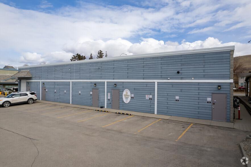 185 1st St E, Cochrane, AB for lease - Building Photo - Image 3 of 5