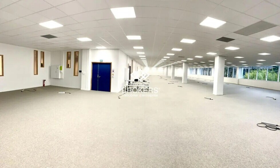 Bureau dans Eybens à louer - Photo du bâtiment - Image 3 de 44