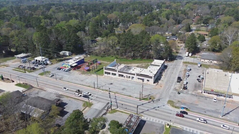 3858 Glenwood Rd, Decatur, GA à louer - Vidéo sur l’inscription commerciale - Image 2 de 12