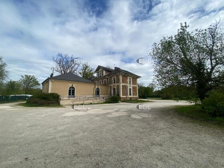 Flex in Villeneuve-le-Comte for sale - Building Photo - Image 1 of 29