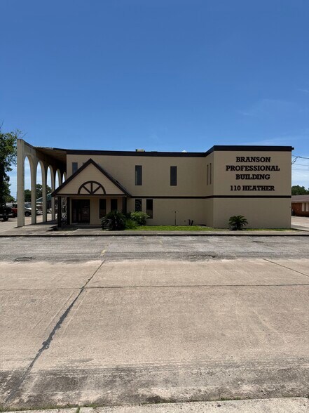 110 Heather Ln, Lake Jackson, TX à vendre - Photo du bâtiment - Image 2 de 3