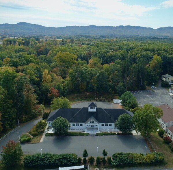 245 Russell St, Hadley, MA à louer - Photo du bâtiment - Image 1 de 7