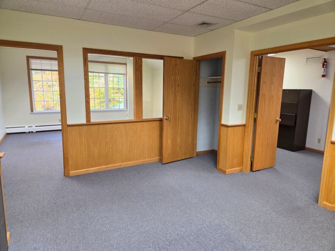 395 W Avon Rd, Avon, CT for lease Interior Photo- Image 1 of 4