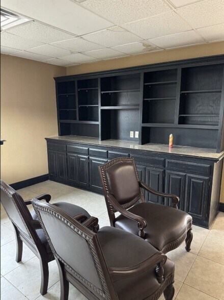 6035 Canyon Dr, Amarillo, TX à louer - Photo du bâtiment - Image 2 de 9