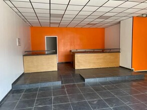 Retail in Moissy-Cramayel for lease Interior Photo- Image 2 of 3