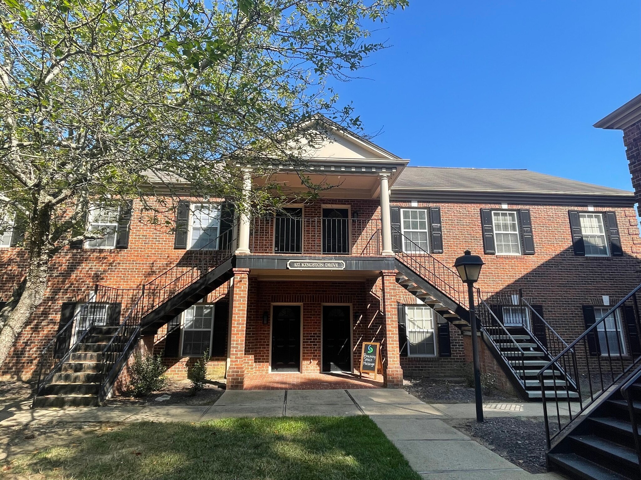 127 Kingston Dr, Chapel Hill, NC à louer Photo du bâtiment- Image 1 de 14