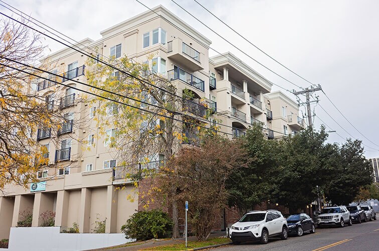 315 1st Ave W, Seattle, WA à louer - Photo du bâtiment - Image 1 de 38