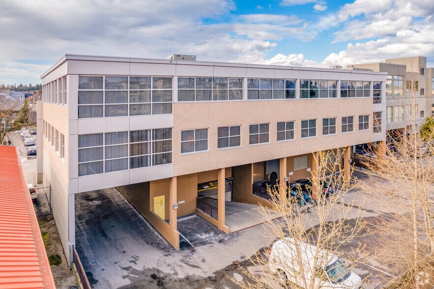 10172 152A St, Surrey, BC à louer - Photo du bâtiment - Image 2 de 3