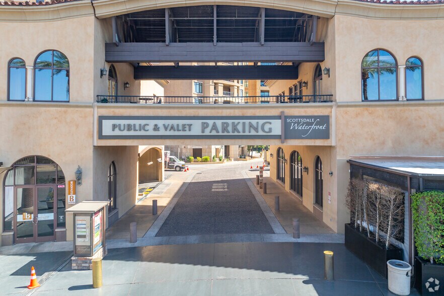 7135 E Camelback Rd, Scottsdale, AZ à louer - Photo du bâtiment - Image 3 de 6
