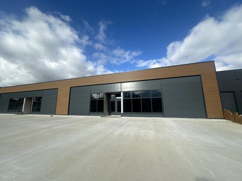 Industrial in Chartres for lease - Building Photo - Image 1 of 3