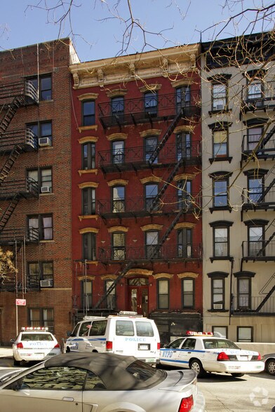 317 E 5th St, New York, NY for lease - Building Photo - Image 2 of 6