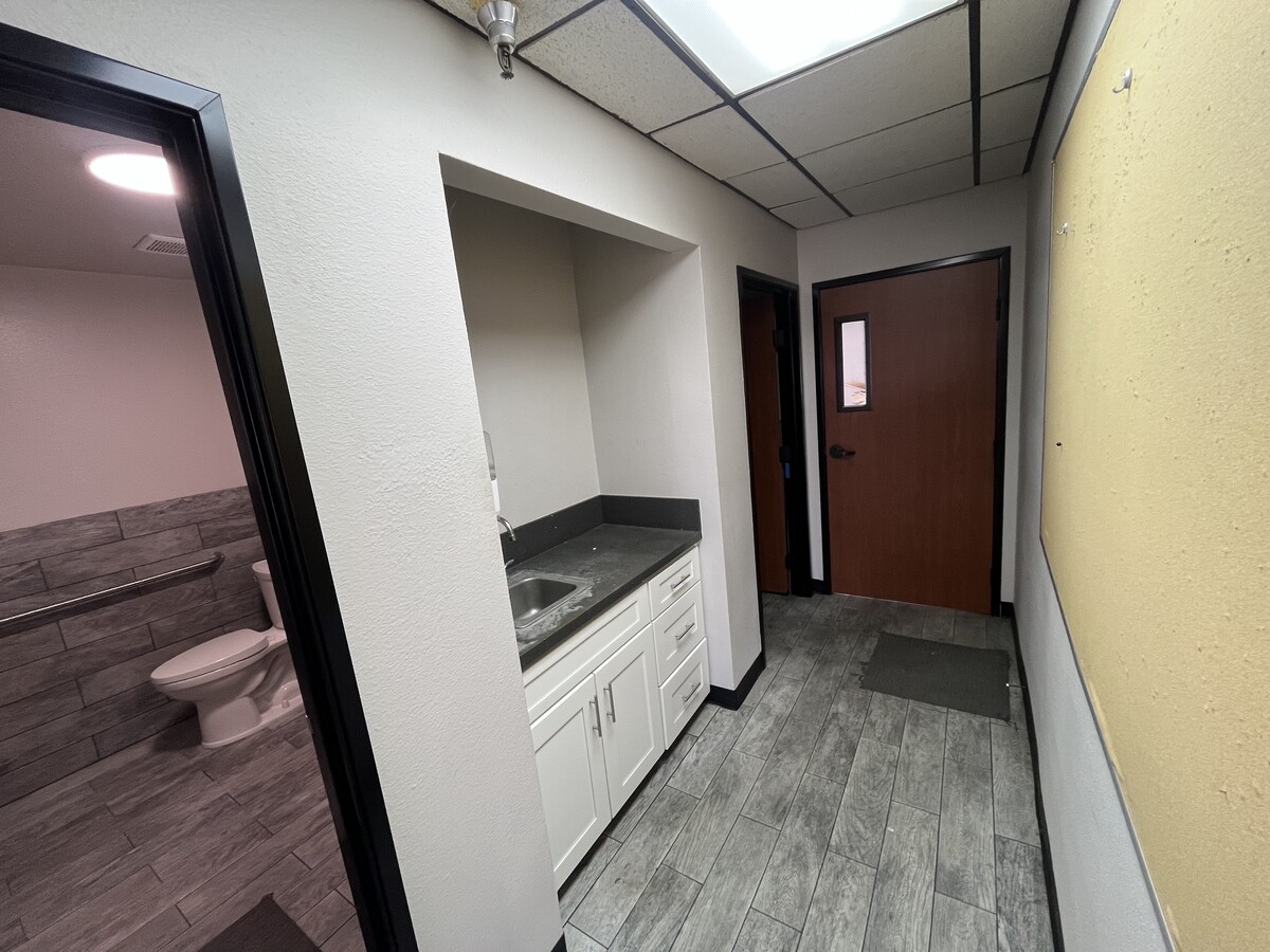 832-834 W 9th St, Upland, CA 91786 - Unité 834 - - Photo intérieure - Image 1 of 7