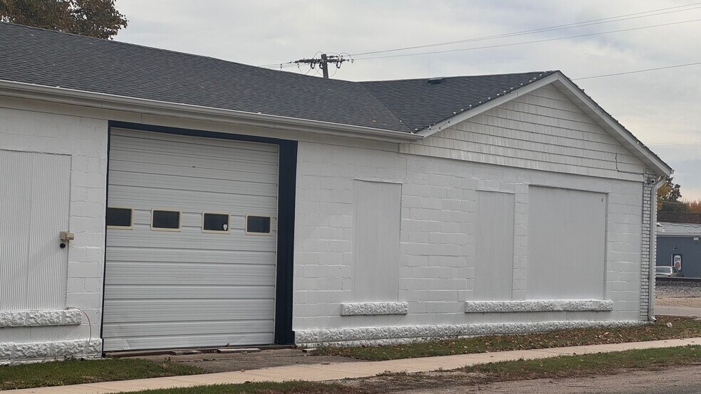 105 Center St, Maple Park, IL à vendre - Photo du bâtiment - Image 3 de 7