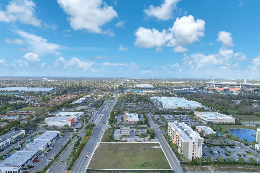 NW 27th Ave, Miami Gardens, FL à vendre - Photo du bâtiment - Image 2 de 14