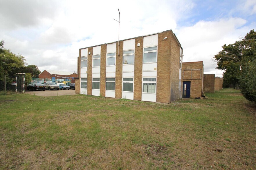 Aden Rd, Enfield à louer - Photo du bâtiment - Image 2 de 8