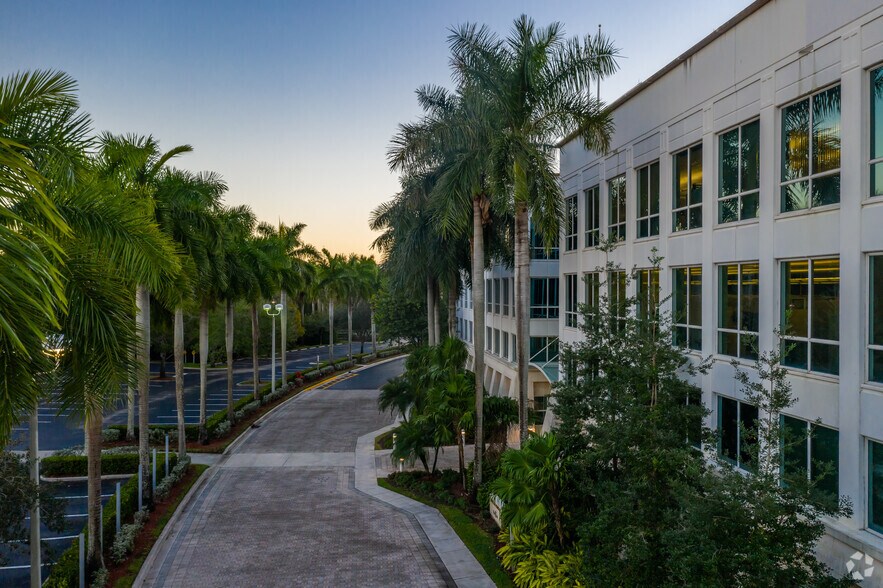 2200 N Commerce Pky, Weston, FL à louer - Photo du bâtiment - Image 2 de 7