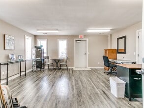 1064 Industrial Dr, Yukon, OK à louer Hall d’entrée- Image 2 de 3