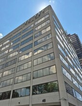45 Sheppard Ave E, Toronto, ON à louer Photo du bâtiment- Image 2 de 2