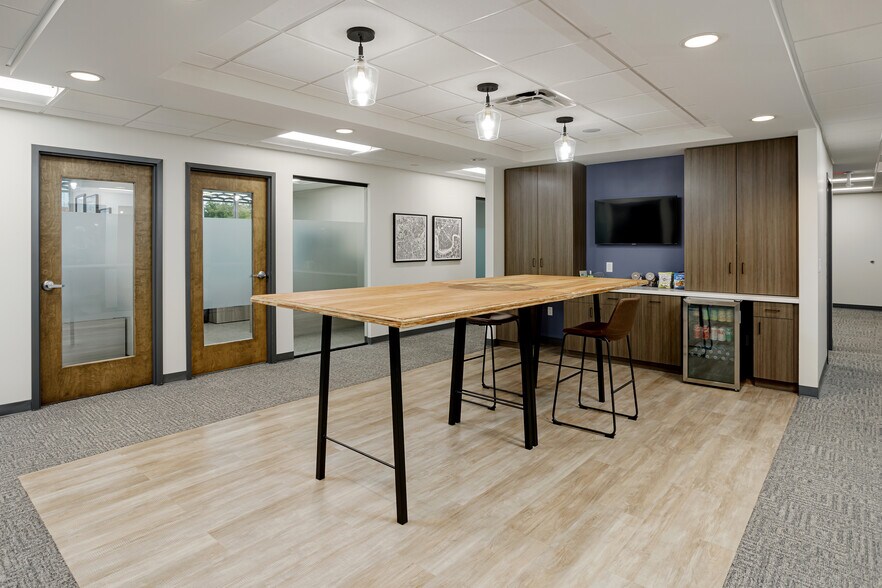 2001 Warfield Dr, Nashville, TN à louer - Photo du bâtiment - Image 2 de 8