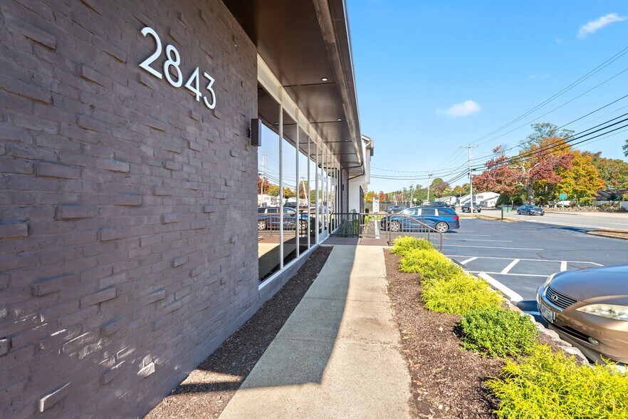 2843 S County Trl, East Greenwich, RI à louer - Photo du bâtiment - Image 3 de 17