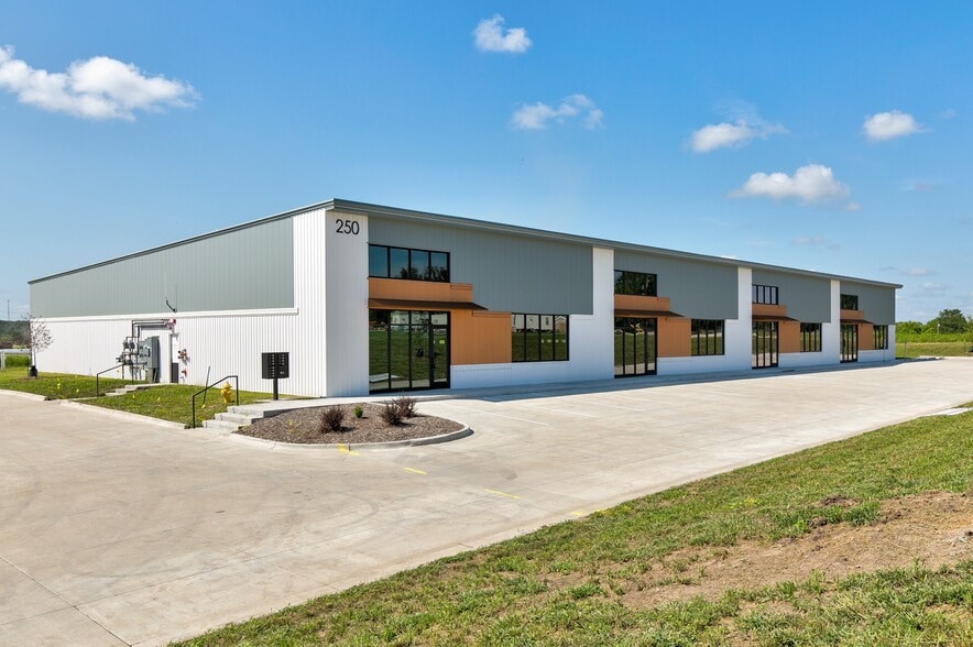 250 Delaware St, Norwalk, IA for lease - Primary Photo - Image 1 of 5