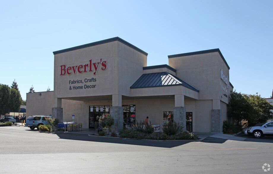 2013 Evergreen Ave, Modesto, CA à vendre - Photo du bâtiment - Image 2 de 4
