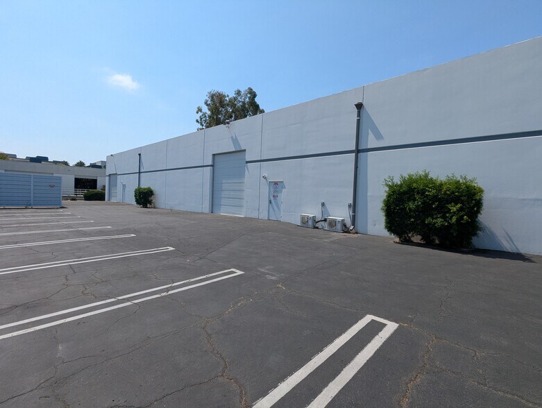 16902 Millikan Ave, Irvine, CA à louer - Photo du bâtiment - Image 3 de 3