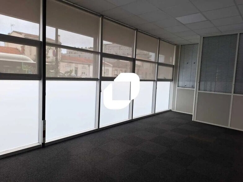 Office in Bordeaux for lease - Building Photo - Image 2 of 7