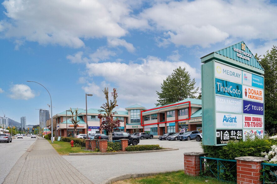 3242 Westwood St, Port Coquitlam, BC à louer - Photo du bâtiment - Image 2 de 13