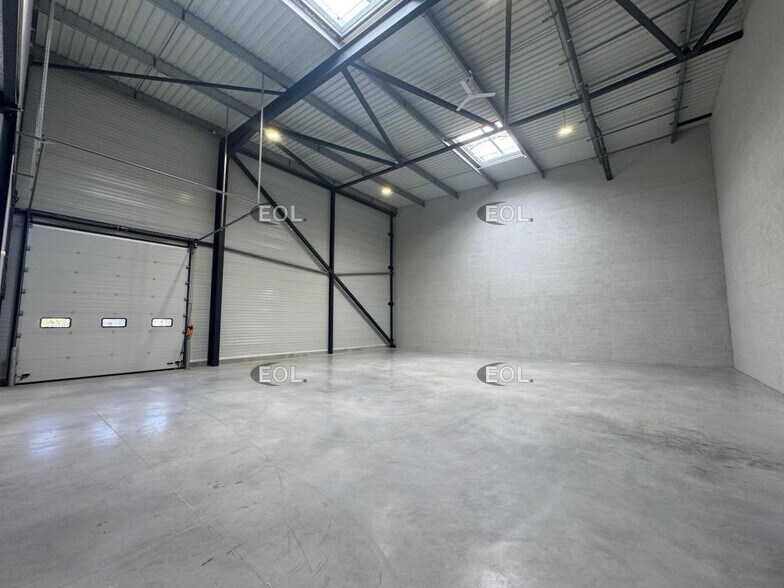 Flex in La Queue-en-Brie for lease - Building Photo - Image 2 of 14