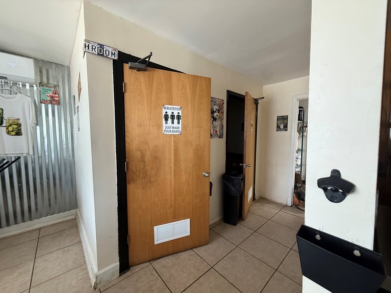 566 E Main St, Yadkinville, NC for lease - Building Photo - Image 3 of 8