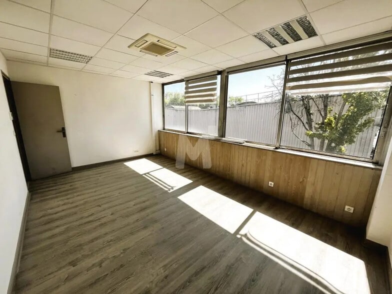 Office in Lisses for lease - Interior Photo - Image 2 of 12