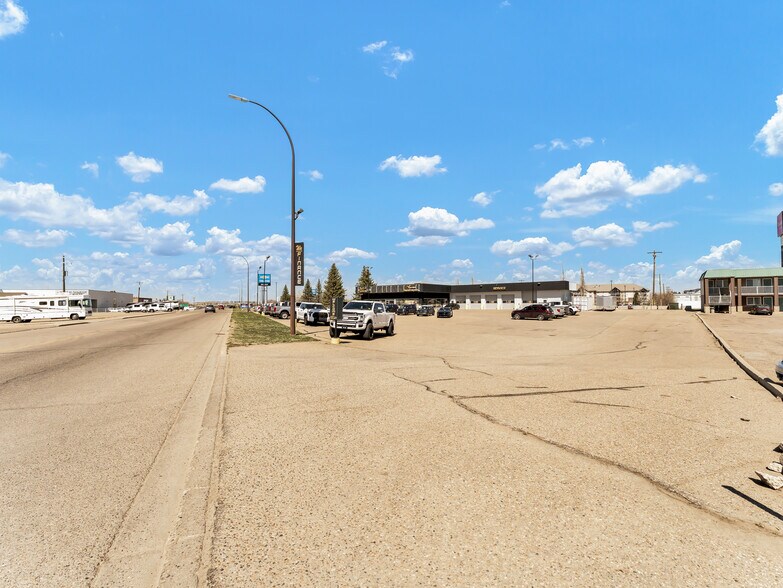 1276 Trans Canada Way SE, Medicine Hat, AB à vendre - Photo du bâtiment - Image 2 de 71