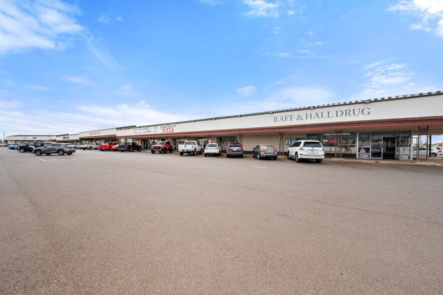 3400 Blk Of Ave H, Lubbock, TX à louer - Photo du bâtiment - Image 2 de 15