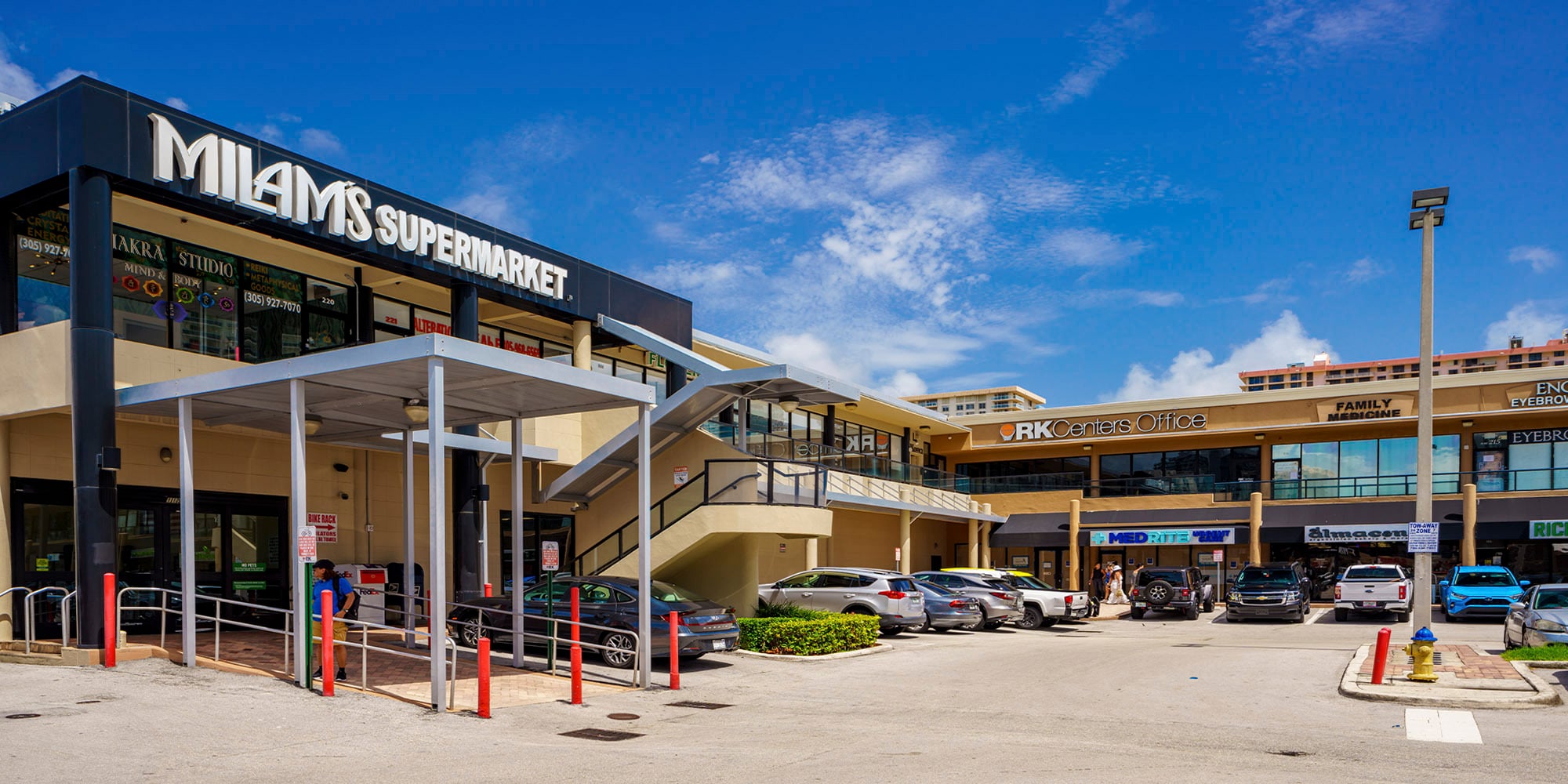 17000-17098 Collins Ave, Sunny Isles Beach, FL à louer Photo du bâtiment- Image 1 de 7