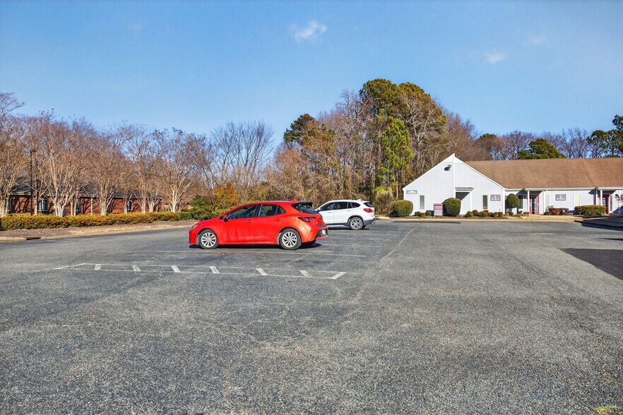 2216 Executive Dr, Hampton, VA à vendre - Photo du bâtiment - Image 3 de 19