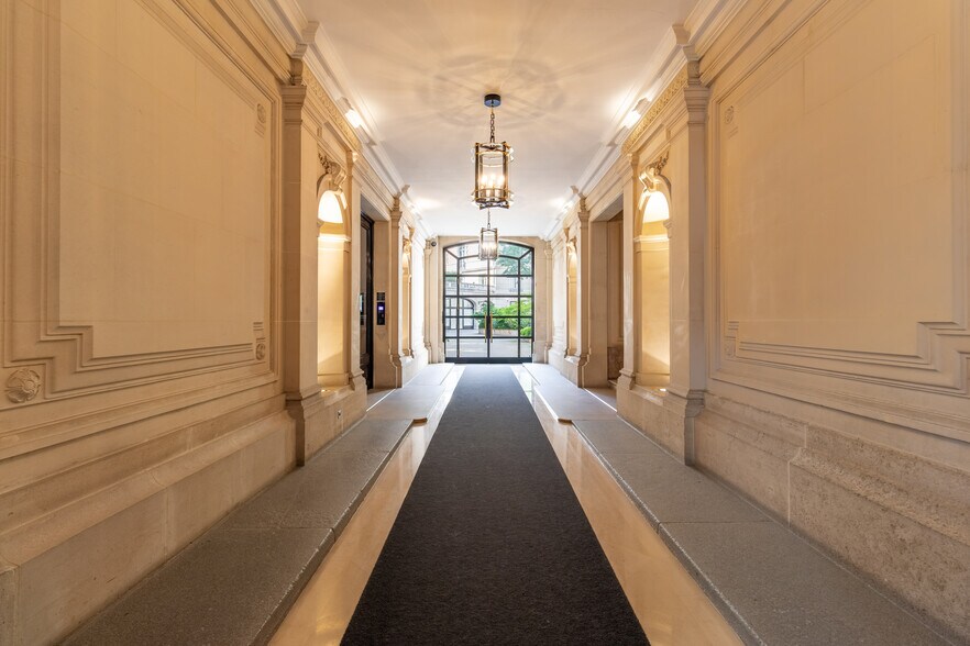 51 Avenue Montaigne, Paris à louer - Photo du bâtiment - Image 2 de 11