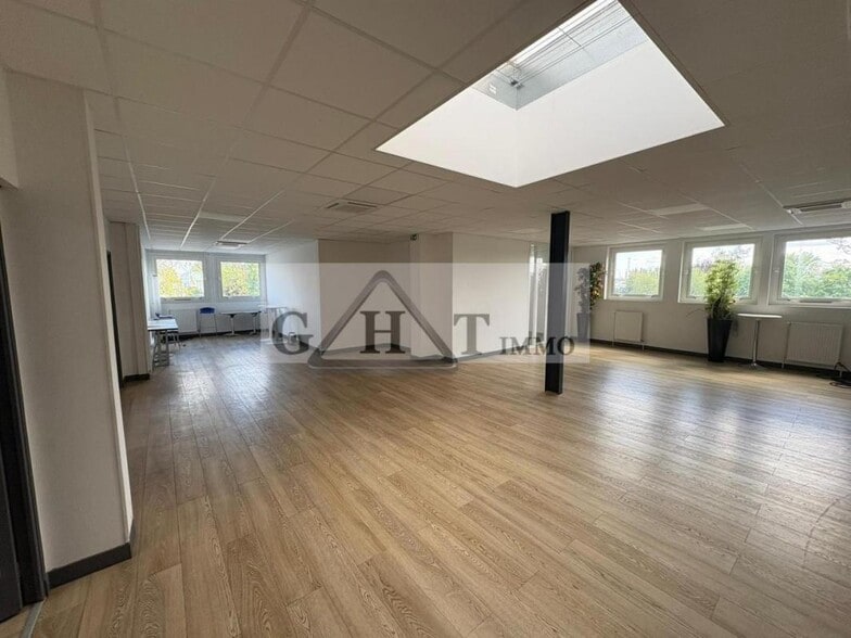 Bureau dans Vaux-le-Pénil à louer - Photo intérieure - Image 2 de 12