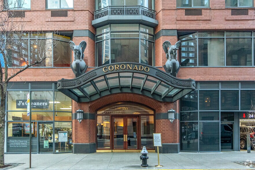 155 W 70th St, New York, NY à louer - Photo du bâtiment - Image 2 de 2