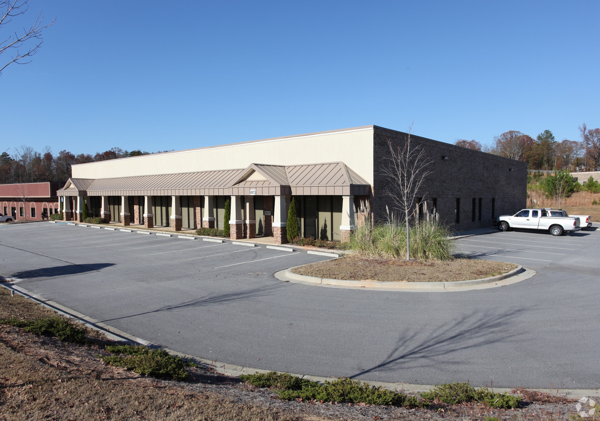 4913 Summer Oak Dr, Buford, GA for lease Primary Photo- Image 1 of 51