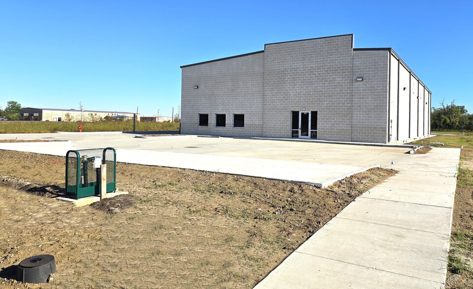 320 E Olive St, League City, TX for lease - Building Photo - Image 1 of 12