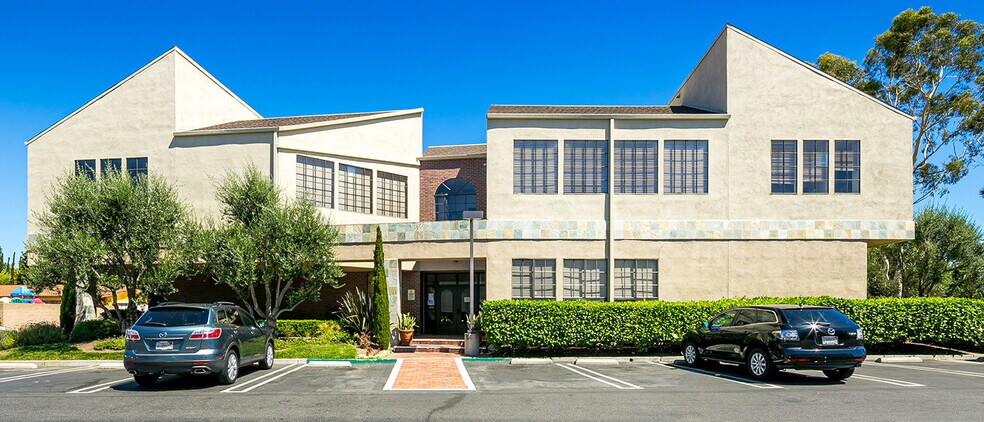 24432 Muirlands Blvd, Lake Forest, CA à louer - Photo du bâtiment - Image 2 de 14