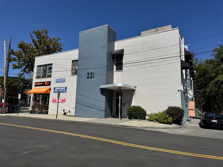 217-223 E Hartsdale Ave, Hartsdale, NY for sale - Building Photo - Image 2 of 5